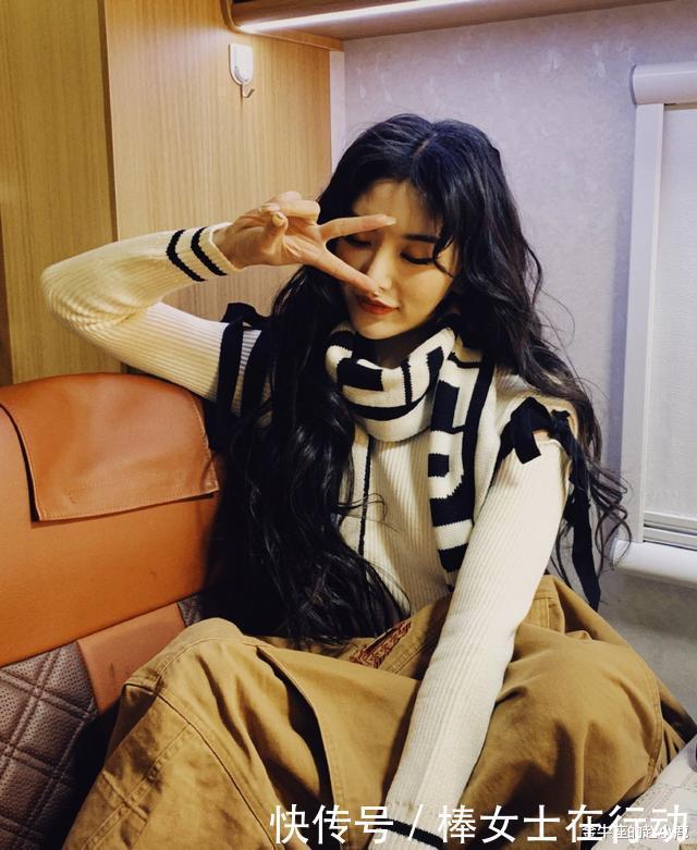 高级|秋冬季,毛衣就买这3个高级色,显白还减龄,穿几年都不过时