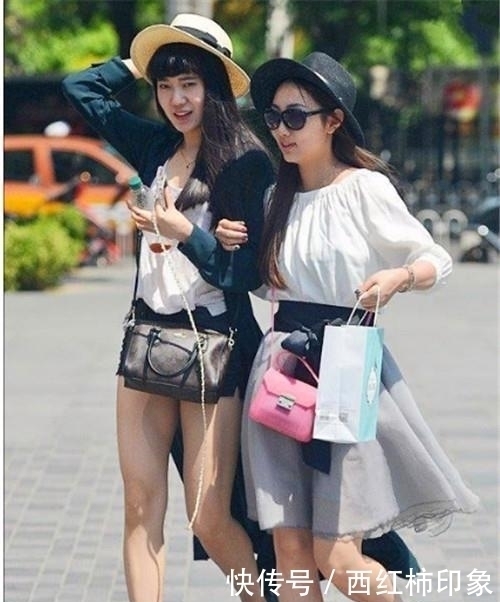 青春活力|街拍貌美肤白的小姐姐,秀出青春活力范,养眼又好看