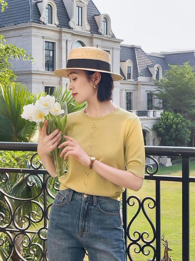 t恤|“基础款”怎么穿出气质感?看看这些搭配方式,优雅温柔又有格调