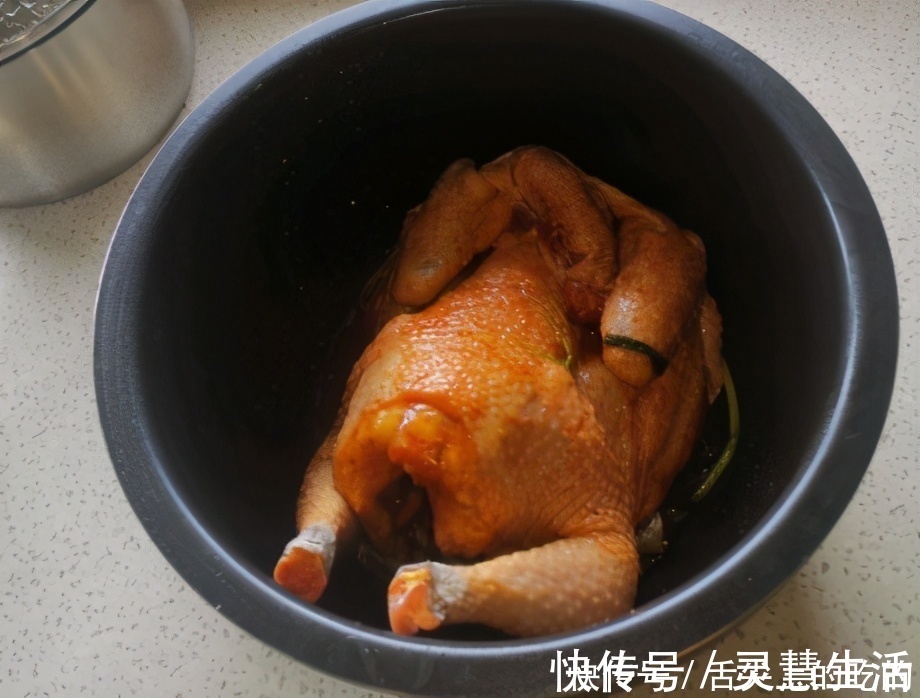 整只鸡丢电饭锅里，不放油不加水，出锅香味四溢还流油，比烤鸡香