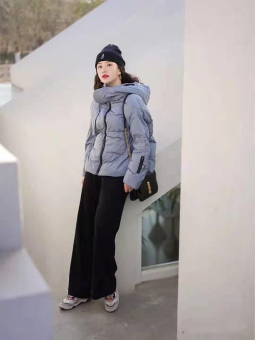 冬季羽绒服拒绝臃肿，掌握运动风穿搭，随时切换酷飒与温柔