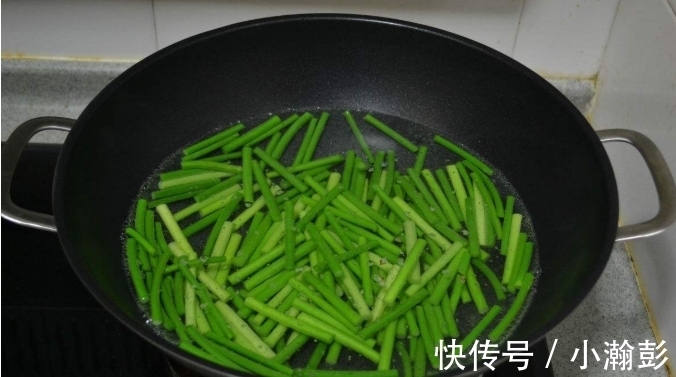 焯水|炒蒜苔时，直接炒是大错特错！多加1步，蒜苔香嫩入味