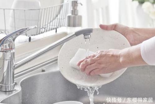 瓶瓶罐罐|去表姐家玩,发现厨房从不摆瓶瓶罐罐,这样做,干净整洁不占地儿