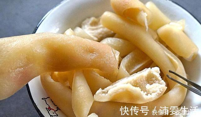 熬猪皮冻时，千万不要直接熬，多做一步，猪皮冻滑嫩筋道无腥味