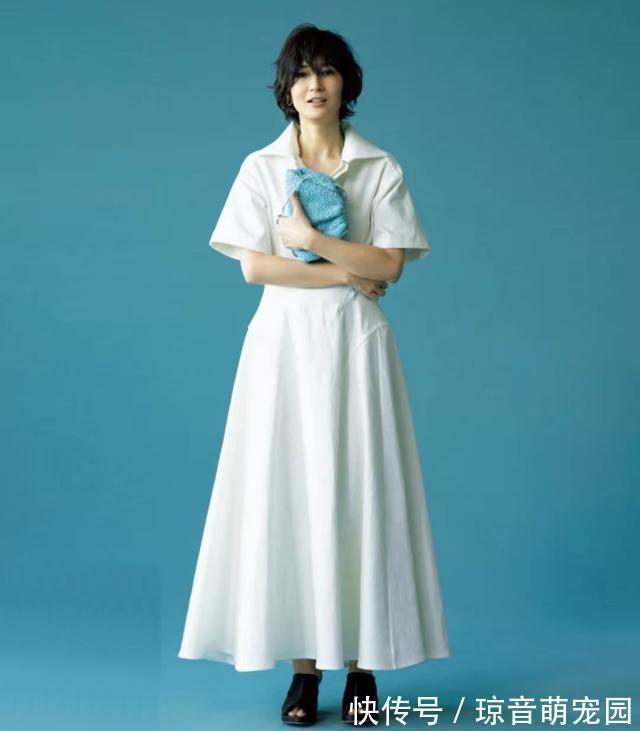 浅蓝色|越宽松、越减龄!日本52岁模特的“高级蓝”穿搭,优雅舒适好喜欢