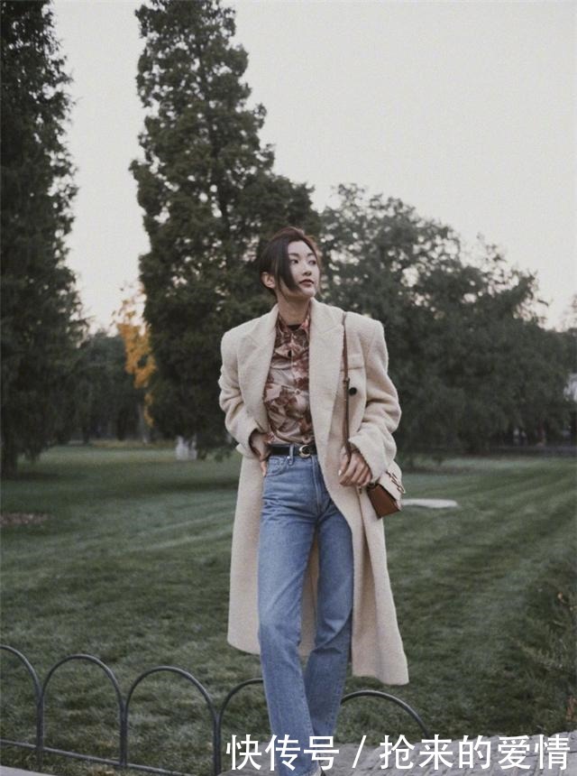 搭配|秋冬穿大衣怕冷今年流行这样来“叠穿”,时髦保暖,很适合过冬