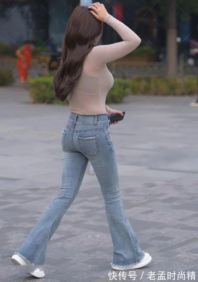 破洞牛仔裤 肉色网纱长袖上衣搭配蓝色牛仔阔腿裤,穿出潇洒,很有女人味