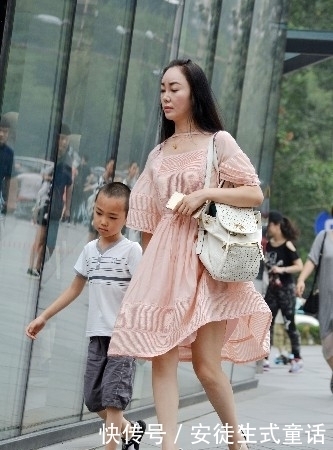 两不误|粉色连衣裙穿着超高细跟鞋的辣妈,带孩子和时尚穿搭两不误
