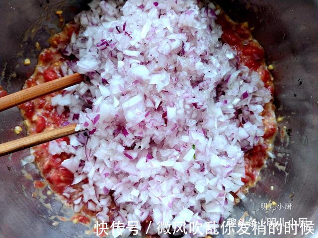 这菜5毛钱一斤,包饺子真好吃,个个肚大不走水,咬一口满嘴鲜汤