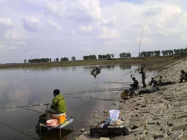 老钓手分享:这款中药酒饵料通杀鲫鲤,冬季使用也不怕空军