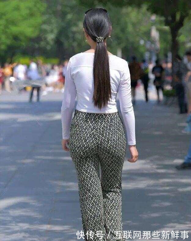 阔腿裤 花色打底裤搭配黑色上衣,运用叠穿,变得更有时尚感!