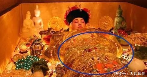 盗墓头子洗劫皇墓,留下一条裹尸被,在2008年卖出近2亿