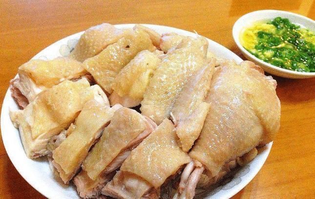 怎么做正宗白切鸡只会水煮就错了，大厨这么做，鸡肉皮脆肉滑