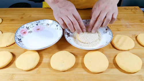  操作|红薯饼最好吃的做法，操作简单，外酥里香，吃了这个红薯饼，美味