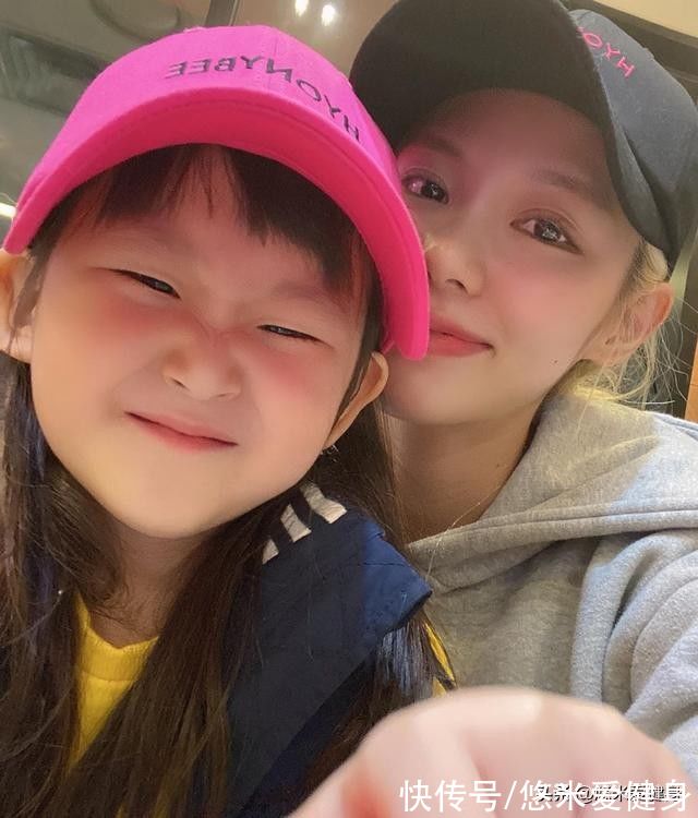 腹部|90后韩国美女，拥有超高颜值双腿修长，大方展示蜜桃臀曲线身材