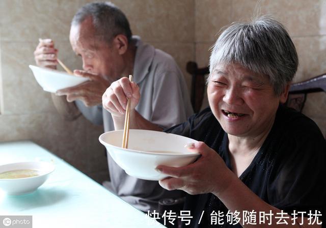 不饱和脂肪酸|不想得老年痴呆,请改掉4个饮食习惯,补充3种营养,保护大脑健康