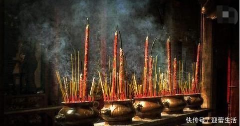 女儿|父母带2岁女儿去寺庙进香,在门口被一老和尚拦下:孩子别进