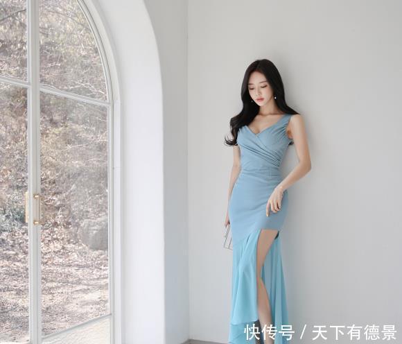 时尚穿搭孙允珠:蔚蓝海洋圣托里尼百褶连衣裙