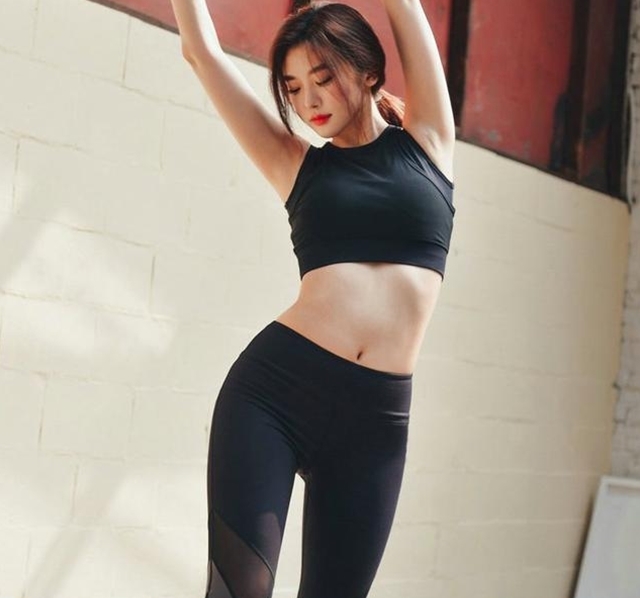  身材|成熟美丽的打底裤美女,展露香肩，大秀迷人身材，吸睛十足！