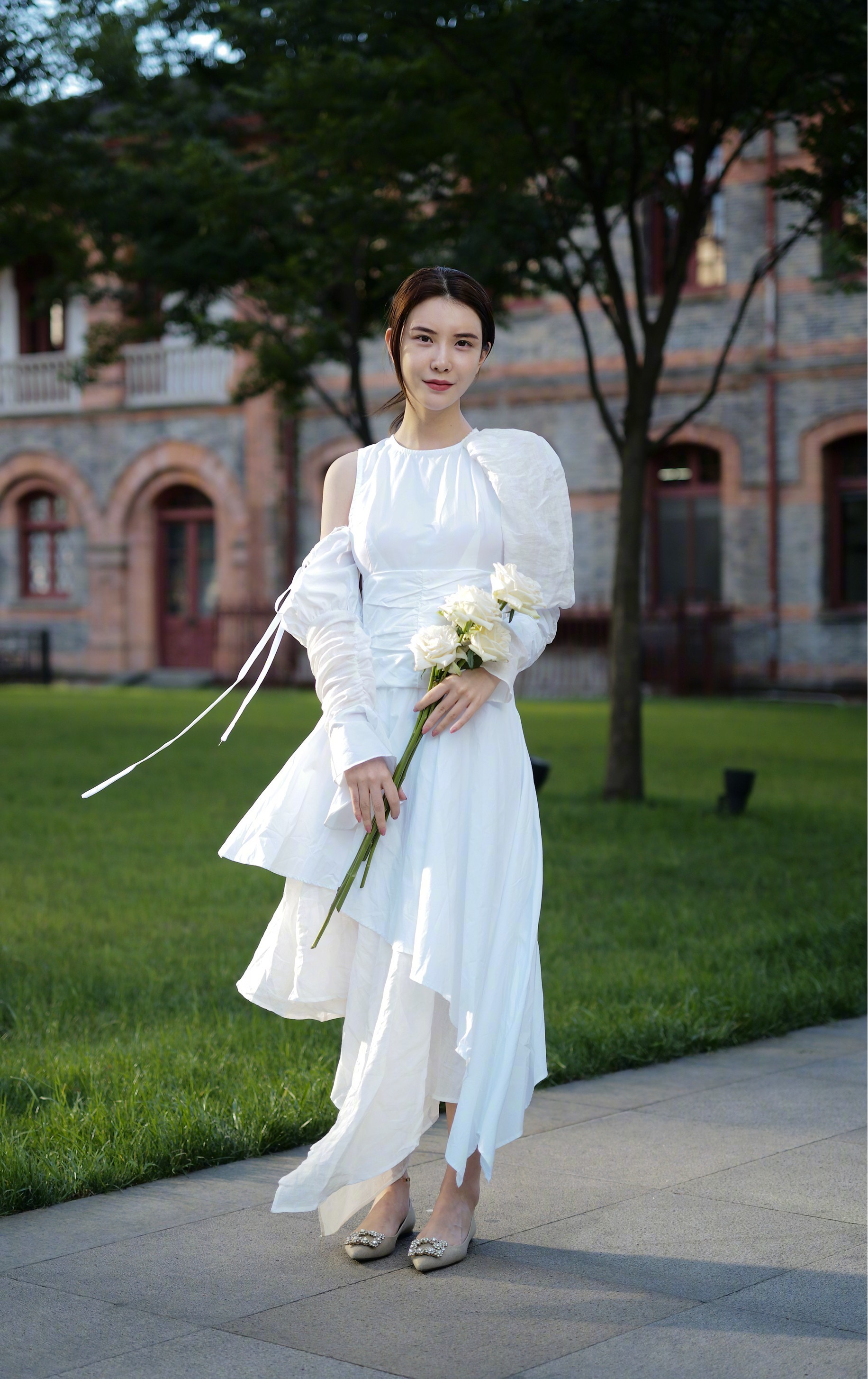 时尚街拍白色裙子的女孩,是心动啊!