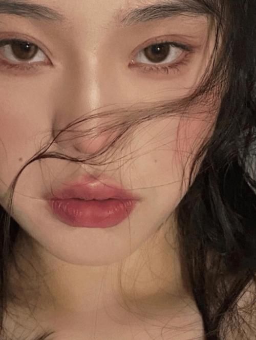 最近很火的氛围感妆容如何解锁？教你2招，秒变“氛围感美女”