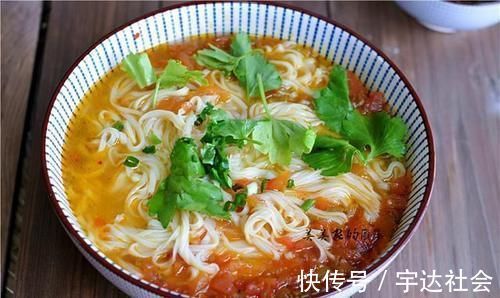 下次拌面条,葱和蒜是灵魂,这种酸汤面的做法,每次上桌,一点威力都没有