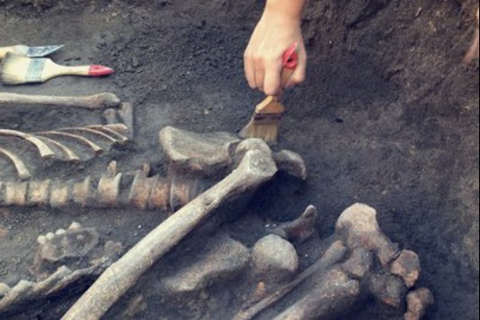 纪念死者有多种方式,而青铜时期的英国,选择的方式让人难以接受