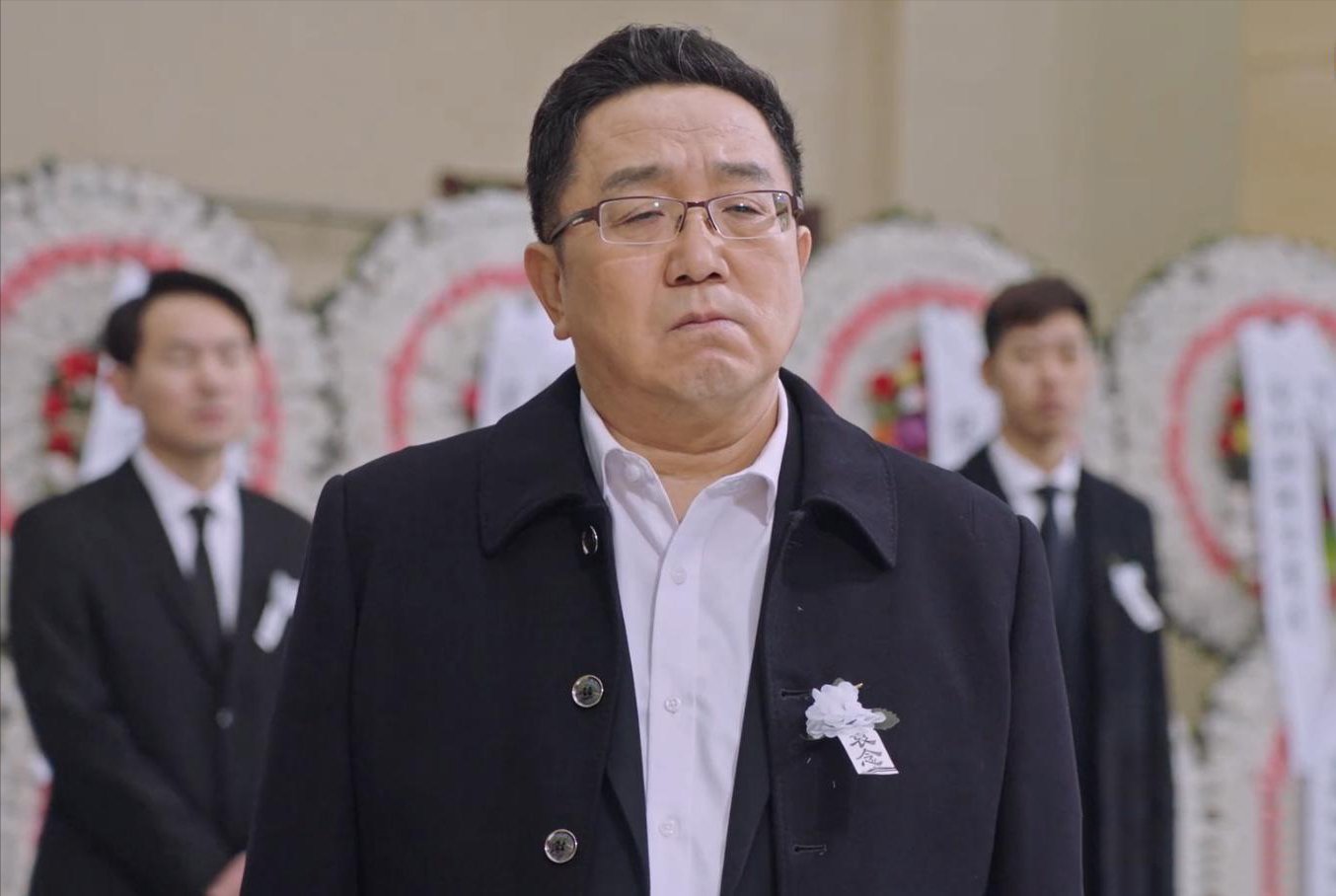 《突围》中的两条“臭虫”陆建设和皮丹，为何一个获赞一个被批？