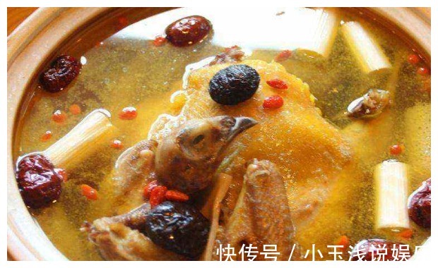 母鸡|美味又滋补的营养鸡汤，到底是选老母鸡还是嫩鸡煲呢，秘诀在这！