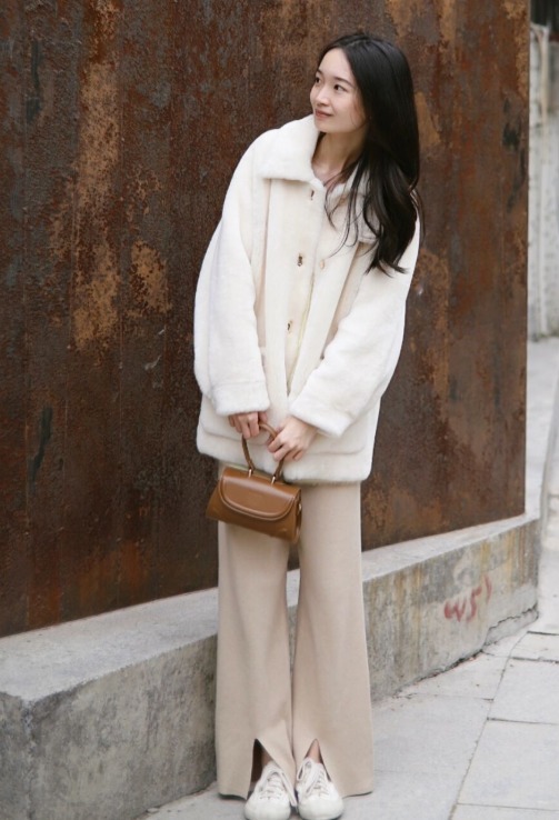 小姐姐|穿搭羊羔毛外套怎么穿出高级感?掌握这几套穿搭法则,好看又减龄!