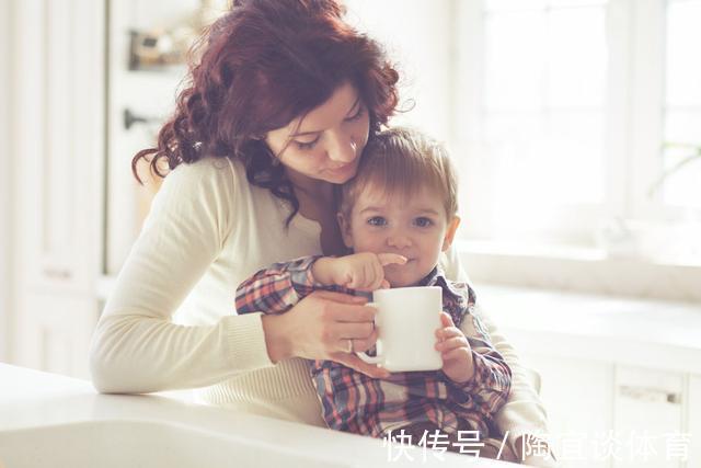 小红|给孩子喝水有讲究,这三个时间点不要给孩子喝水,影响健康