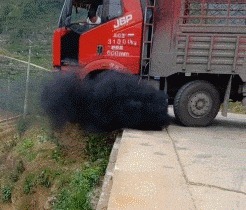 |搞笑GIF:突然感觉不对劲 以后再也不穿裙子帮人推车了