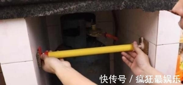 纸板|洗洁精压嘴别扔掉,装在灶台下,老妈直夸我