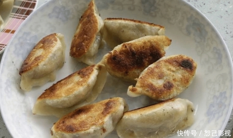 锅贴|木耳茴香鸡蛋馅锅贴,?爱吃面食的朋友有福了,学会了抓紧试一试吧