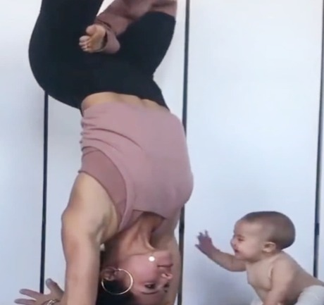 小宝贝|宝妈倒立着练瑜伽，宝宝觉得好奇，接下来的动作真是太可爱了