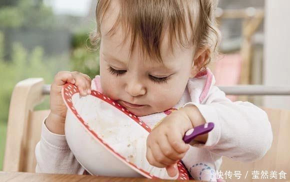 宝宝|培养宝宝自己吃饭妈妈们牢记这几个小窍门,宝宝吃饭不再难