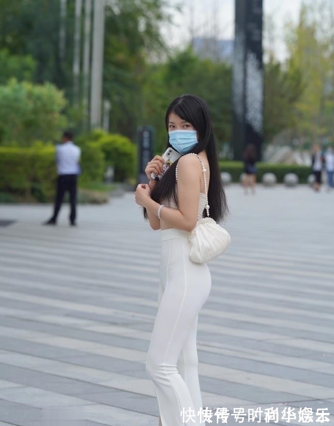 白色 微胖姑娘穿“白色”还这么迷人,到底是施了啥魔法?