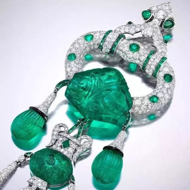 富美|一个论斤买卡地亚珠宝 的女人,是一个怎样的白富美?