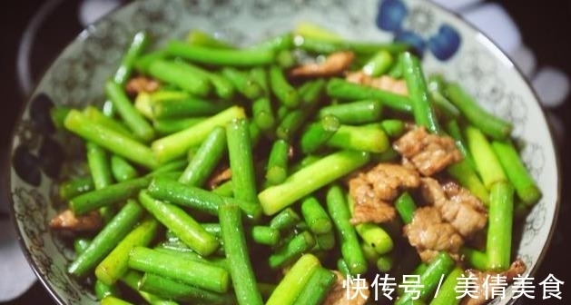 炒蒜苔时,直接下锅炒是大错特错,学会如此做,蒜薹又鲜嫩又好吃