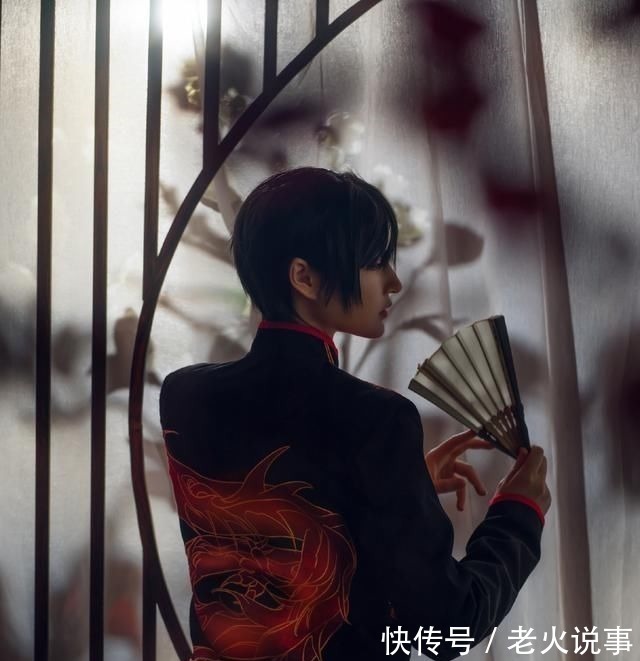 言生cos《哑舍》老板,红眼睛长头发,感觉青春又回来了