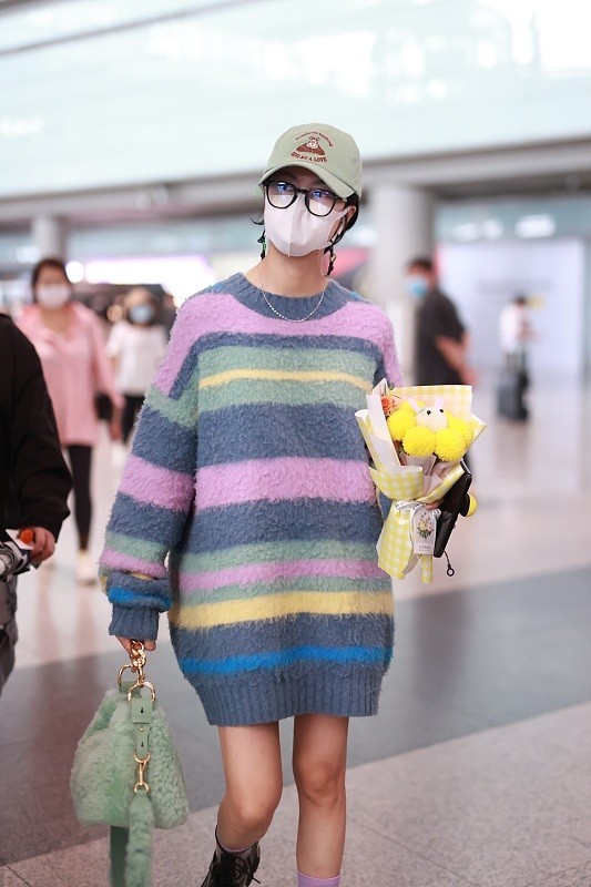 美眉 郁可唯真“挺节俭”, 针织衫都起球了还不换, 幸好版型够高级