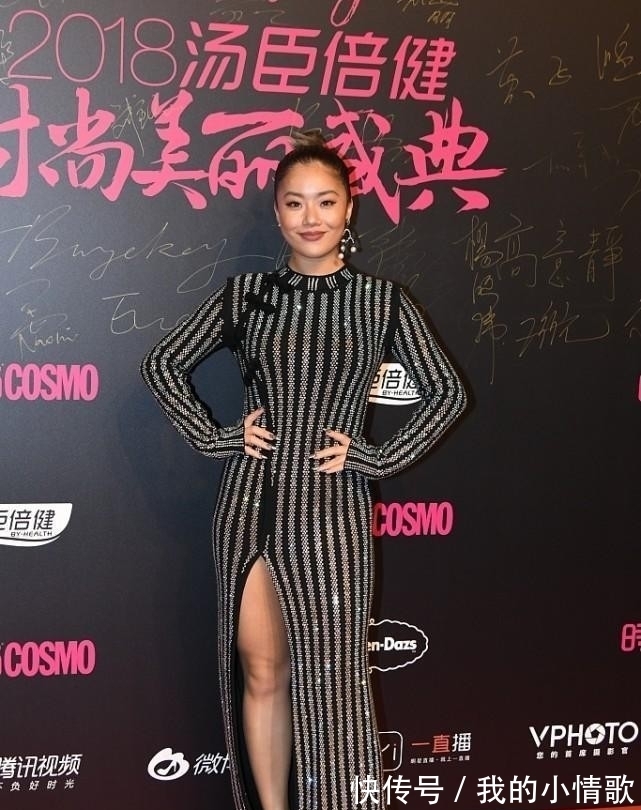 缎面 王菊穿衣风格有变化,苹果绿缎面裙清新大方,身材丰腴有型