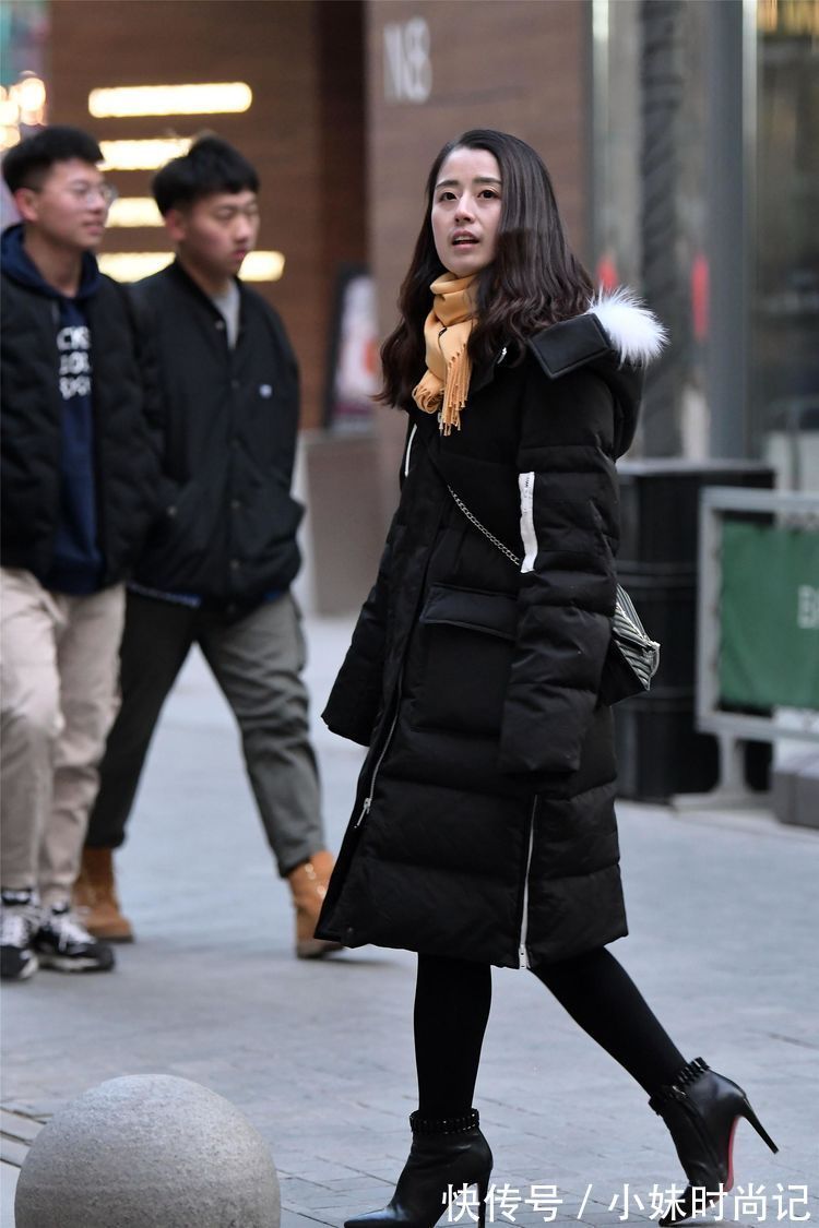 搭配 街拍:美女这款蓝色大衣搭配的非常好看,很显身材高挑的效果!