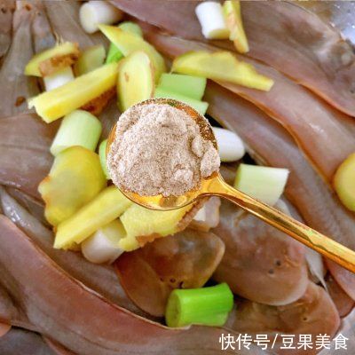 小勺|0失败！！海边人的秘制黄金炸鱼，外酥里嫩上桌秒光