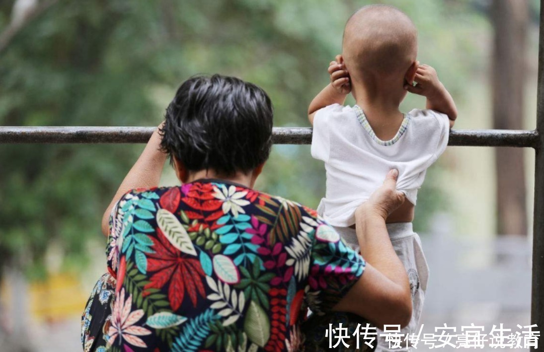 家人们|“最后悔的事,是让我妈来带娃”,90后宝妈的哭诉引共鸣,扎心