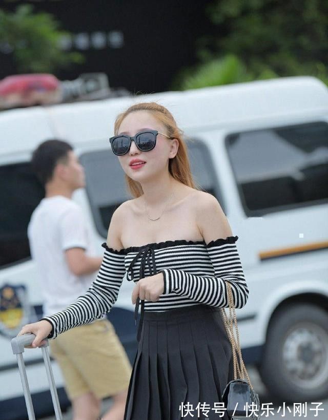 高腰 低腰修身的开叉连衣裙,着装就要选择时髦一点的,令人难忘