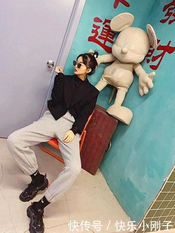 化了漂亮的妆,给人耳目一新的感觉