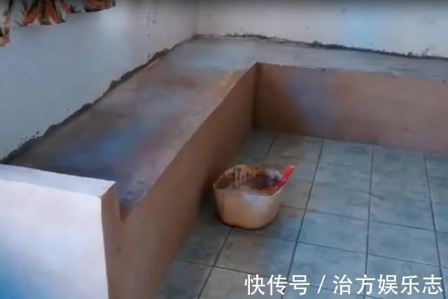 卡座|公公一根筋,客厅不放沙发,坚持红砖砌卡座,用旧床单包着,土!