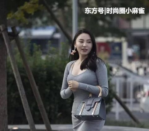 时尚|街拍穿搭打底裤的美女,贴合曲线,呈现出时尚魅力