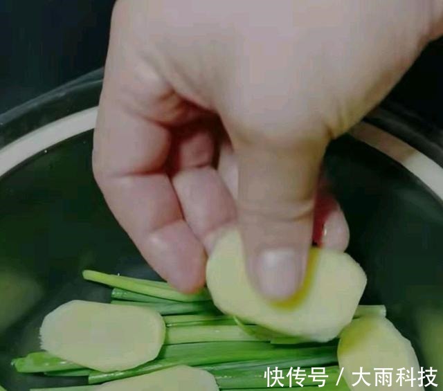 苏东坡!不用一滴水的东坡肉,火候到了自然美颜色红亮、香甜软糯如何做的